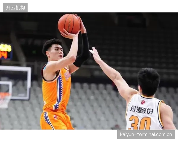 UCLA新秀哈克斯在芝加哥天空队获得重用，攻防两端数据全面。